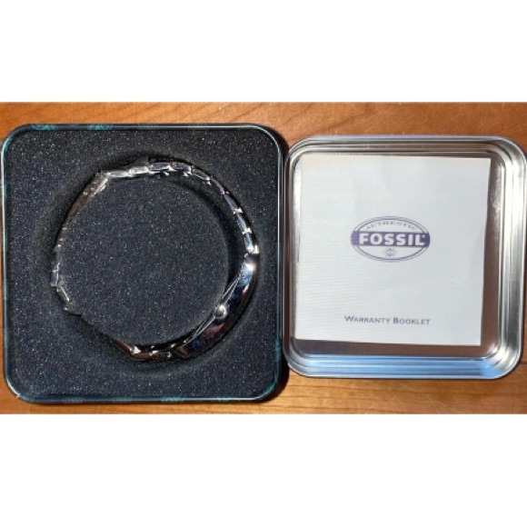NWT FOSSIL GORGEOUS SLVER WATCH! NEVER WORN BRAND NEW! - Picture 4 of 9